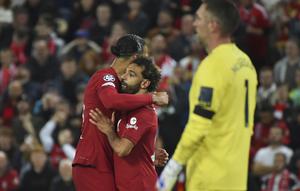 Penyerang Liverpool Mohamed Salah berselebrasi dengan Virgil van Dijk setelah mencetak gol kedua untuk timnya ke gawang Rangers dalam partai matchday 3 fase grup Liga Champions 2022/2023 yang digelar di Anfield, Rabu (5/10/2022) dini hari WIB. Liverpool sukses mengandaskan Rangers dengan skor 2-0. (AP Photo/Rui Vieira)