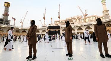 Para polisi wanita Saudi berjaga-jaga saat jemaah mengelilingi Ka'bah pada rangkaian ibadah haji di Masjidil Haram, Makkah, Selasa (20/7/2021). Kini, para personel perempuan bergabung dengan rekan-rekan pria mereka dalam menjaga kota suci selama musim haji. (Fayez Nureldine / AFP)