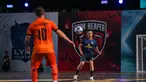 Pemain Fury Skuad, Falcao (kanan) berusaha melepaskan tembakan dibayangi pemain Nova Titans, Ricardinho dalam laga Futsal X Series 2 di GOR UNJ, Rawamangun, Jakarta, Sabtu (17/01/2026). (Bola.com/Bagaskara Lazuardi)