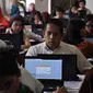 Beberapa peserta tes CPNS serius melakukan simulasi sistem tes seleksi CPNS berbasis online di Jakarta, (20/8/2014). (Liputan6.com/Miftahul Hayat)