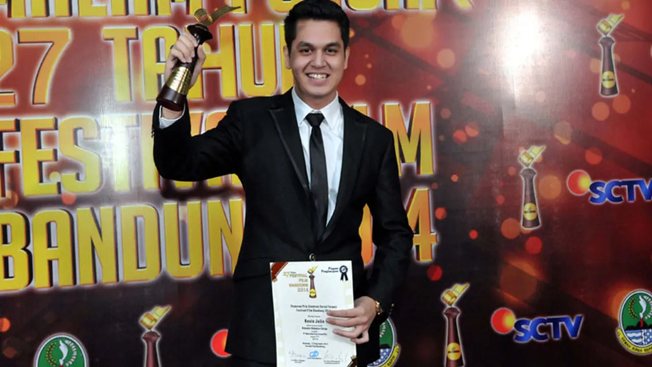 Kevin Julio Nangis Dapat Penghargaan di Festival Film Bandung