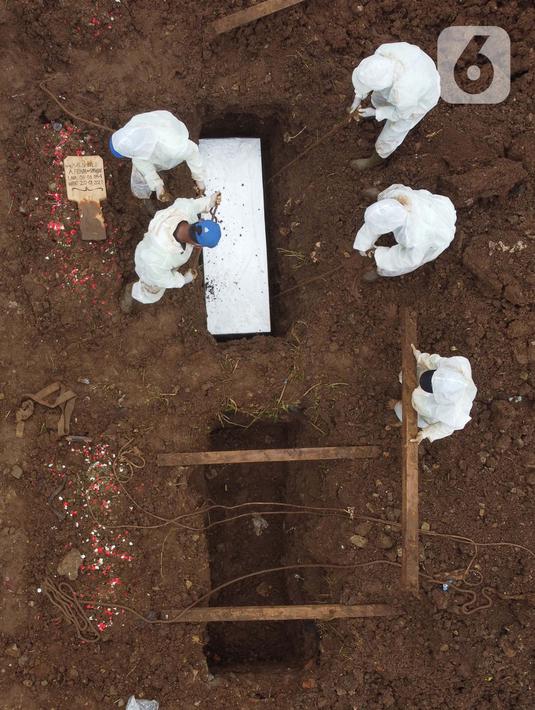 Foto udara pemakaman jenazah dengan protokol COVID-19 di TPU Srengseng Sawah, Jakarta, Kamis (21/1/2021). Sebagian lahan TPU Srengseng Sawah yang dijadikan pemakaman jenazah Covid-19 sejak Selasa (12/1) lalu, dengan kapasitas 564 petak makam kini nyaris penuh. (Liputan6.com/Helmi Fithriansyah)