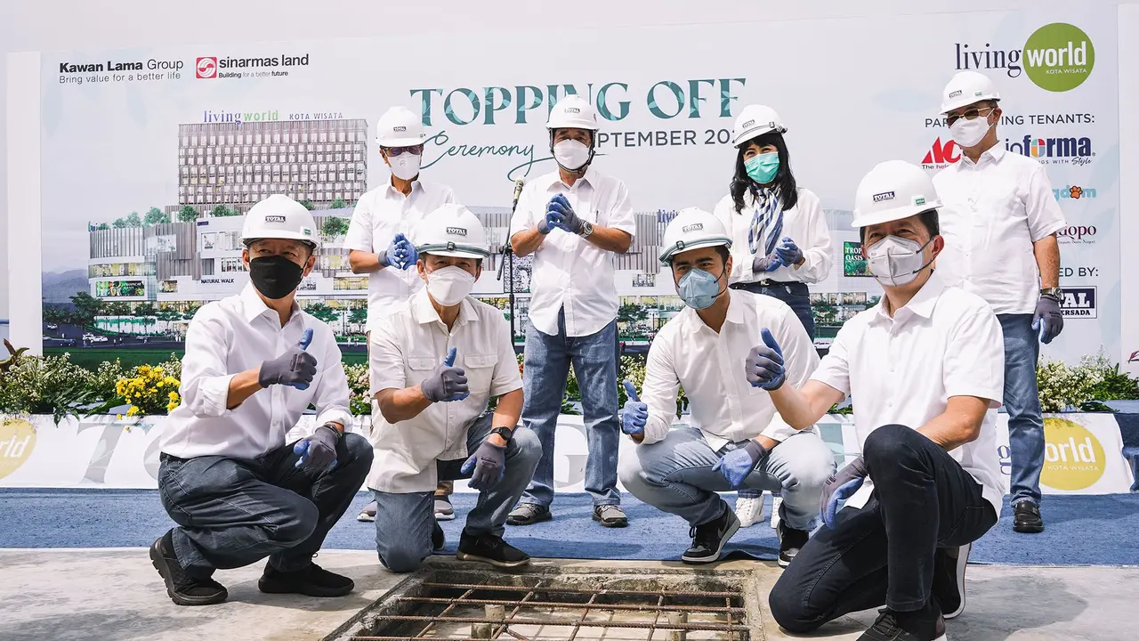Prosesi tanam paku emas di acara seremoni Topping Off Mall Living World Kota Wisata Cibubur.