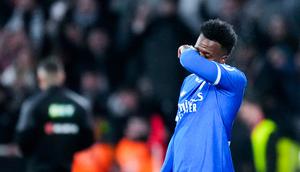 Pemain Real Madrid, Vinicius Junior, tampak lesu setelah ditaklukkan Albacete dengan skor 3-2 pada laga babak 16 besar Copa del Rey di Estadio Carlos Belmonte, Kamis, (15/1/2026).