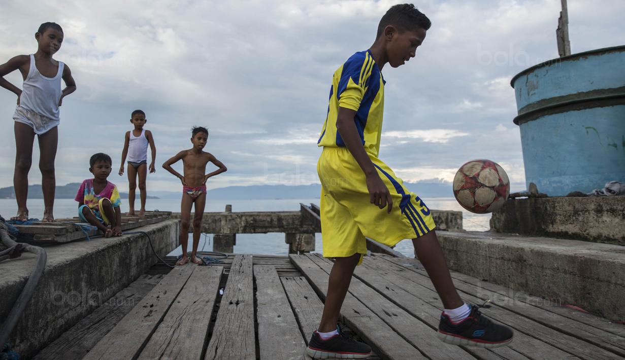 Pesepak bola SSB Tulehu Putra, Saleh Al'Ayubi Pary, mengontrol bola saat latihan di tepi Pelabuhan Tulehu, Maluku, Senin (14/11/2017). Saleh dikenal memiliki kecepatan dan gocekan di atas rata-rata. (Bola.com/Vitalis Yogi Trisna)