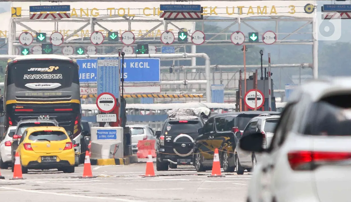 Musim mudik lebaran 2023 telah dimulai. Kepadatan kendaraan pribadi mulai terjadi di sejumlah titik keluar Jabodetabek, artinya ada peluang kemacetan di sejumlah titik. (Liputan6.com/Herman Zakharia)