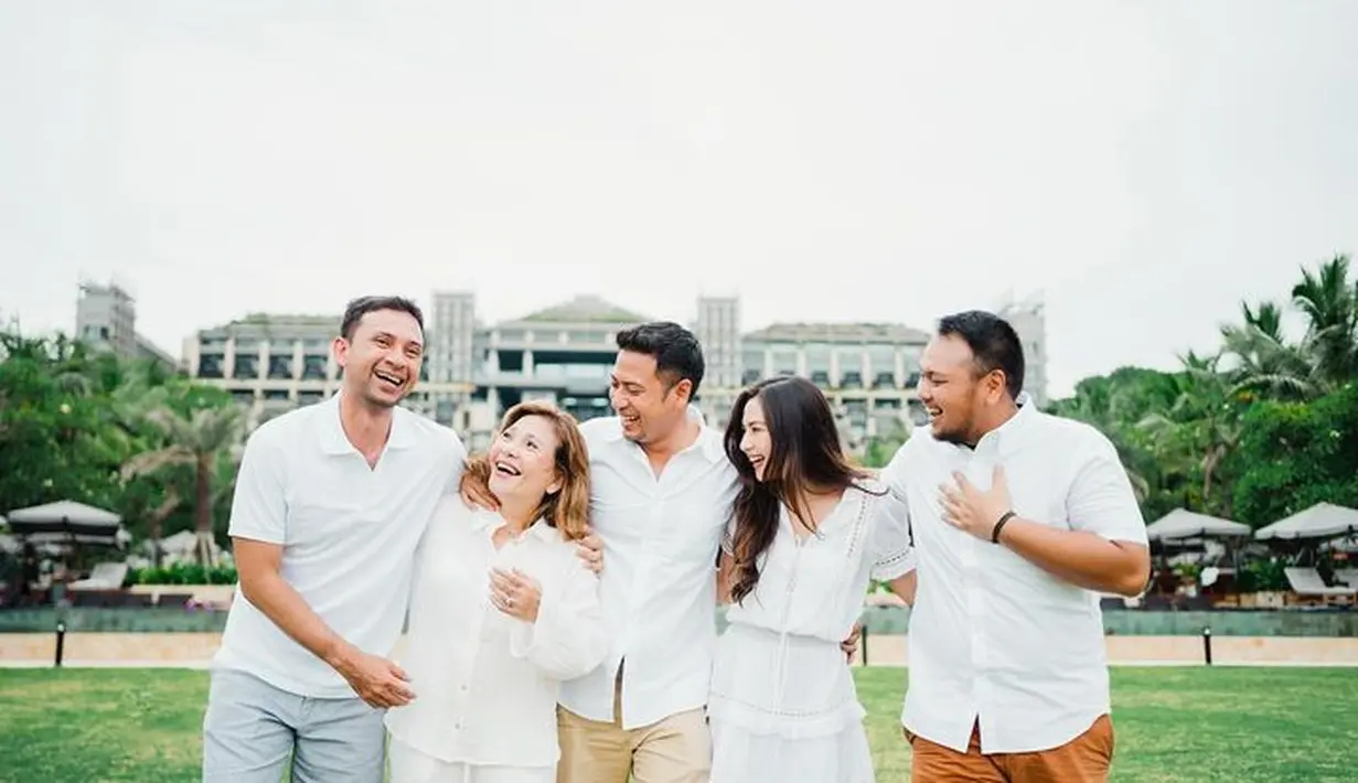 Foto-foto liburan niat lainnya juga kerap direncanakan Mila sekeluarga saat liburan. Kali ini mereka terlihat mengenakan outfit serba-putih bersama ketiga kakak laki-lakinya. [Foto: Instagram @jscmila]