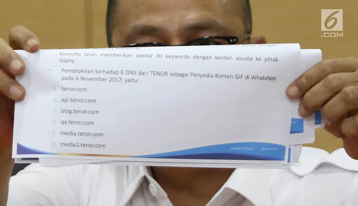 Direktur Jenderal Aplikasi dan Informatika Kemenkominfo, Semuel Abrijani Pangerapan, memperlihatkan sejumlah penyedia konten GIF di aplikasi perpesanan Whatsapp terkait polemik GIF tidak senonoh di Jakarta, Senin (6/11). (Liputan6.com/Immanuel Antonius)