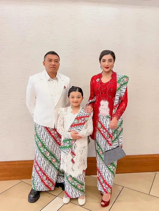 Arsy anak Ashanty dan  Anang Hermansyah menawan dengan kebaya kutubaru putih yang dilengkapi kain dan selendang batik senada. [@queenarsy]]