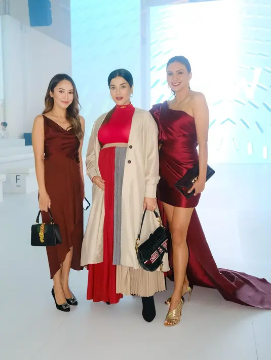 Lalu Merdianti Octavia memilih slip dress berpotongan asimetris yang seksi elegan. [IG @merdioctav]