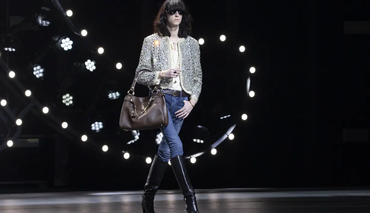 Siluet militer dan second-skin leather pants, flouncy blouse dengan metallic outerwear, serta shrunken vests di atas gaun mini bermotif bunga melintasi runway, di samping beberapa sequin gowns yang sepanjang lantai dan faux fur outerwear. Foto: Document/Celine.