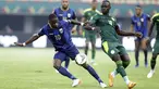Penyerang Senegal, Saido Mane berebut bola dengan gelandang Cape Verde, Jamiro Monteior pada pertandingan 16 besar Piala Afrika 2021 di Kouekong Stadium, Selasa (25/1/2022) malam WIB. Senegal melaju ke perempatfinal setelah susah payah menang 2-0 atas 9 pemain Cape Verde. (AP Photo/Sunday Alamba)