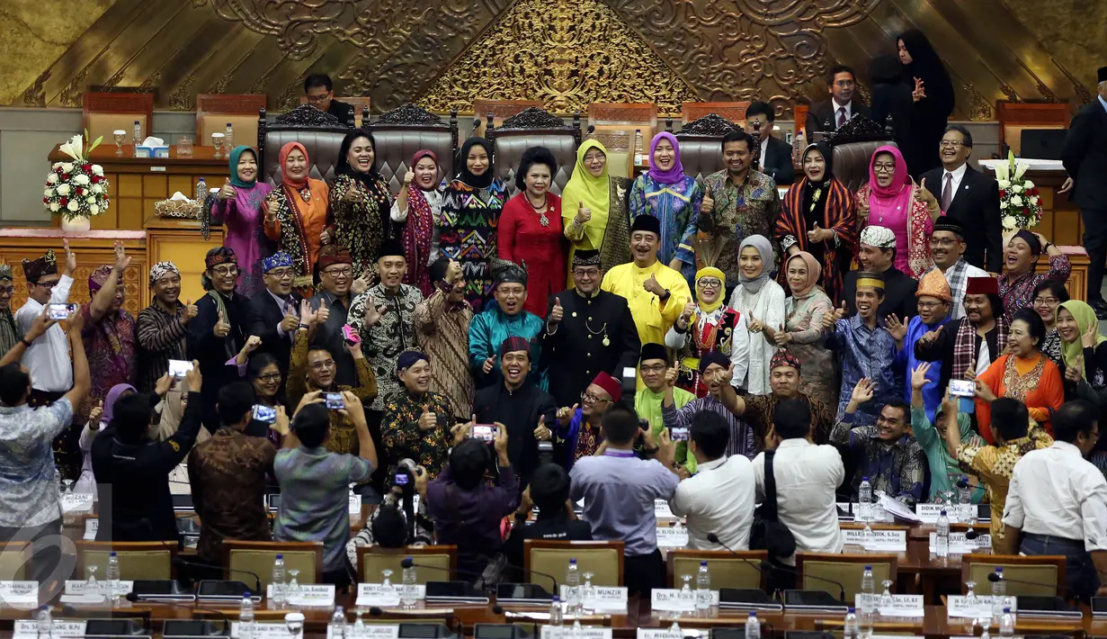 Anggota Dewan memakai baju adat daerah berfoto bersama usai mengikuti sidang paripurna ke-22 DPR di Gedung Nusantara II, Kompleks Parlemen, Senayan, Jakarta, Kamis (27/4). (Liputan6.com/Johan Tallo)