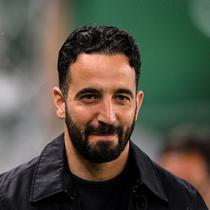 Pelatih Sporting, Ruben Amorim, terlihat dalam pertandingan Liga Portugal antara Sporting CP dan SL Benfica di stadion Jose Alvalade di Lisbon pada 6 April 2024. Amorim pada 1 November 2024, ditunjuk sebagai manajer baru Manchester United, menggantikan Erik ten Hag yang dipecat. (ATRICIA DE MELO MOREIRA/AFP)