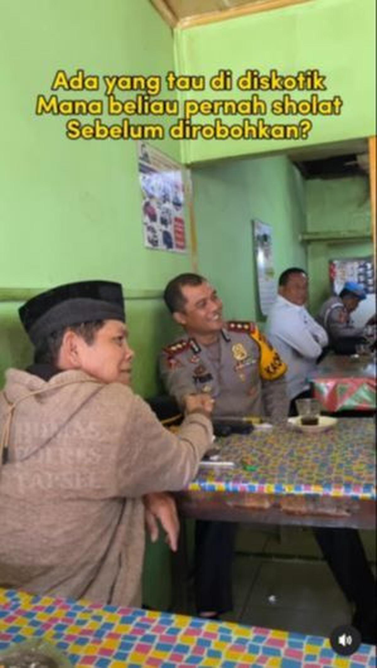 "Ada yang tahu di diskotik mana, beliau pernah sholat sebelum dirobohkan?," tutupnya.