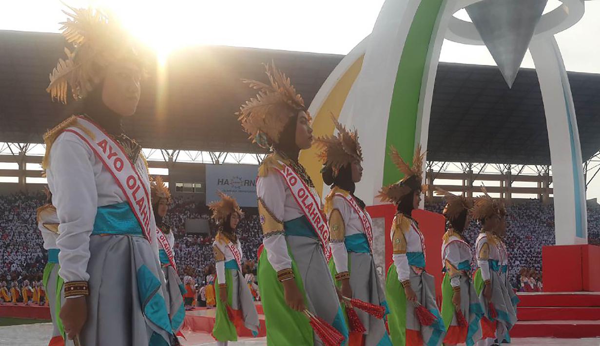 Para penari turut memeriahkan acara perayaan Hari Olahraga Nasional ke-34 di Stadion Dr. H. M. Soebroto, Magelang, Sabtu (9/9/2017). Haornas tahun ini mengangkat tema "Olah Raga yang Menyatukan Kita". (Bola.com/Dorojatun)  
