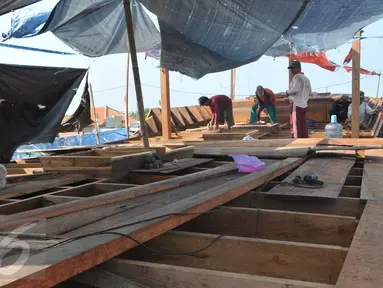 Para pekerja sedang menyelesaikan pembuatan kapal nelayan di kawasan Karangsong, Indramayu, Jabar, Rabu (17/6/2015). Pembuatan kapal berkapasitas sekitar 30 grosstone tersebut dapat memakan biaya Rp 1 -3 milyar. (Liputan6.com/Herman Zakharia)