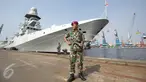 Pasukan TNI berjaga dekat Kapal perang kelas fregat Angkatan Laut Italia, ITS Carabiniere F-593 di dermaga Terminal Peti Kemas Pelabuhan Tanjung Priok, Jakarta, Kamis (9/3). (Liputan6.com/Faizal Fanani)