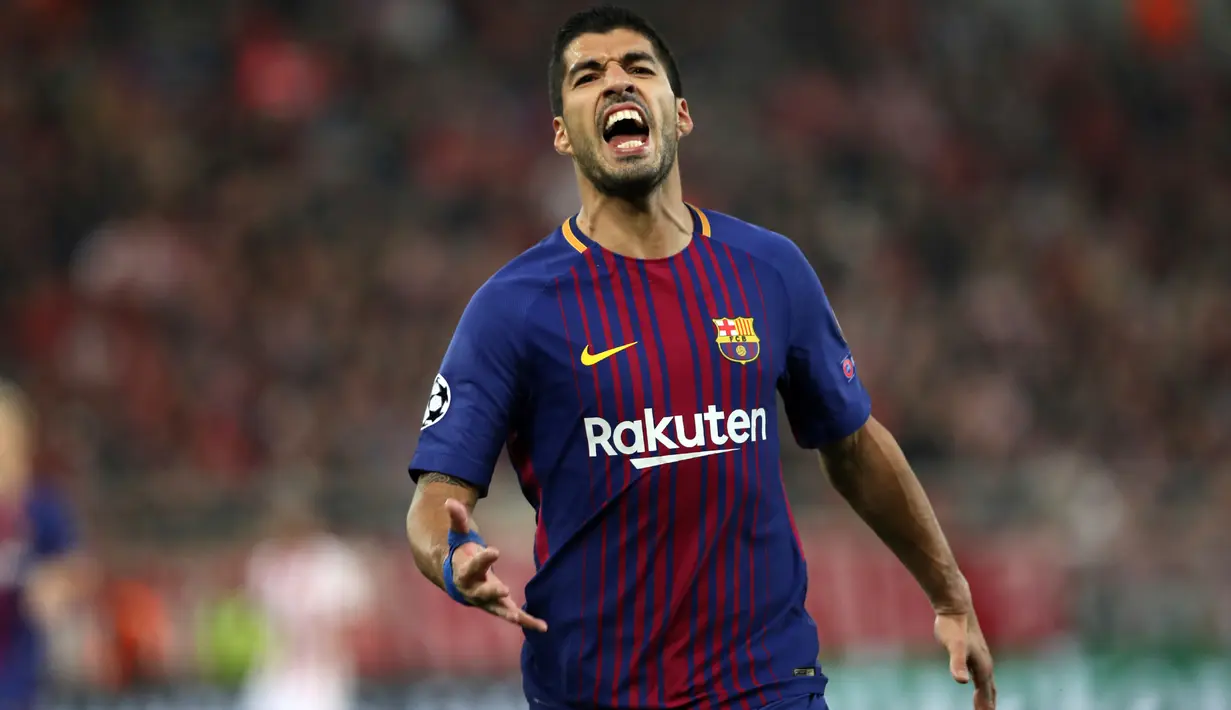 Pemain Barcelona, Luis Suarez bereaksi saat laga babak penyisihan Grup D Liga Champions melawan Olympiakos di Georgios Karaiskáki, Rabu (1/11). Meski tampil dominan, El Barca harus mengakhiri laga dengan hasil imbang tanpa gol. (AP/Thanassis Stavrakis)