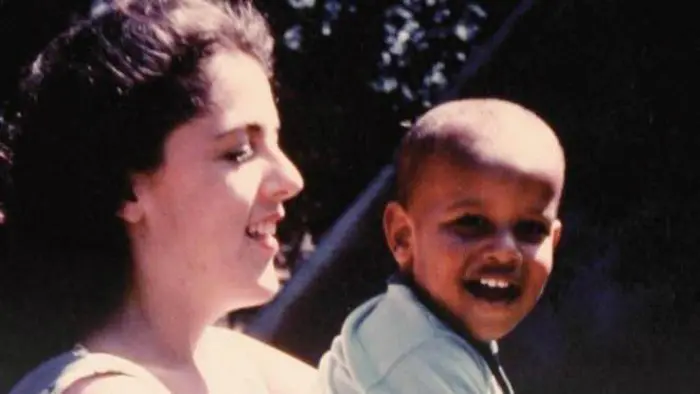 Barack Obama ketika masih anak-anak bersama dengan ibunya, Ann Dunham (NPR)