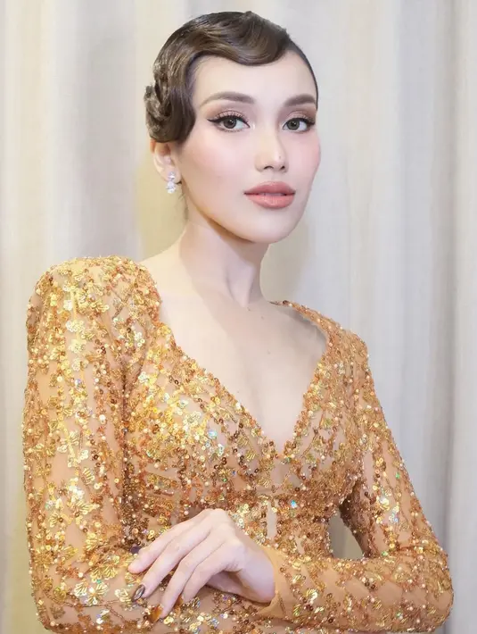 Gala look di hari Imlek, siapa takut? Makeup totalitas ala Ayu Ting Ting dengan nuansa nude dan gaya rambut vintage yang berpadu sempurna. [Foto: Instagram/ayutingting92]