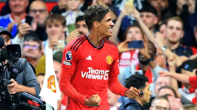 Bek Manchester United Prancis #19 Raphael Varane merayakan gol yang dicetaknya ke gawang  Wolverhampton dalam laga pekan ke-1 Premier League 2023/2024, di Old Trafford, Selasa (15/8/2023). (Lindsey Parnaby / AFP)