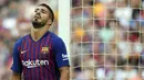 Luis Suarez gagal mendapatkan Ballon d'Or edisi 2016. Padahal, dirinya mampu mengakhiri tahun dengan catatan impresif. Suarez mampu mengemas 37 gol di Liga Spanyol bersama Barcelona. Sayangnya, penghargaan tersebut malah jatuh kepada Chirstiano Ronaldo. (AFP/Lluis Gene)