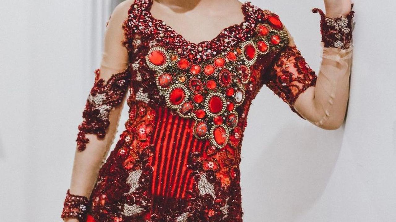 Dengan Nuansa Warna Merah