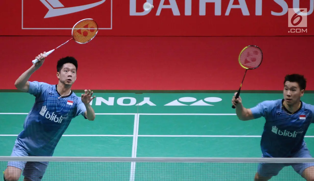 Ganda putera Indonesia, Kevin Sanjaya/Marcus Gideon saat melawan Hendra Setiawan/Rian Saputro pada babak kedua Indonesia Masters 2018 di Istora Senayan, Kamis (25/1). Kevin/Marcus unggul 21-16, 23-21. (Liputan6.com/Helmi Fithriansyah)
