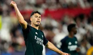 Pemain Arsenal Gabriel Martinelli melakukan selebrasi usai mencetak gol ke gawang Sevilla pada pertandingan sepak bola Grup B Liga Champions di Stadion Ramon Sanchez-Pizjuan, Seville, Spanyol, Selasa (24/10/2023). (AP Photo/Jose Breton)