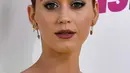 Melansir TMZ, seorang wanita bernama Christina Fish mengaku kehilangan jari kakinya saat bertugas di konser Katy Perry itu. Kabarnya, saat itu ia diminta memindahkan dinding namun dinding itu macet dan menimpa kakinya. (AFP/Frazer Harisson)