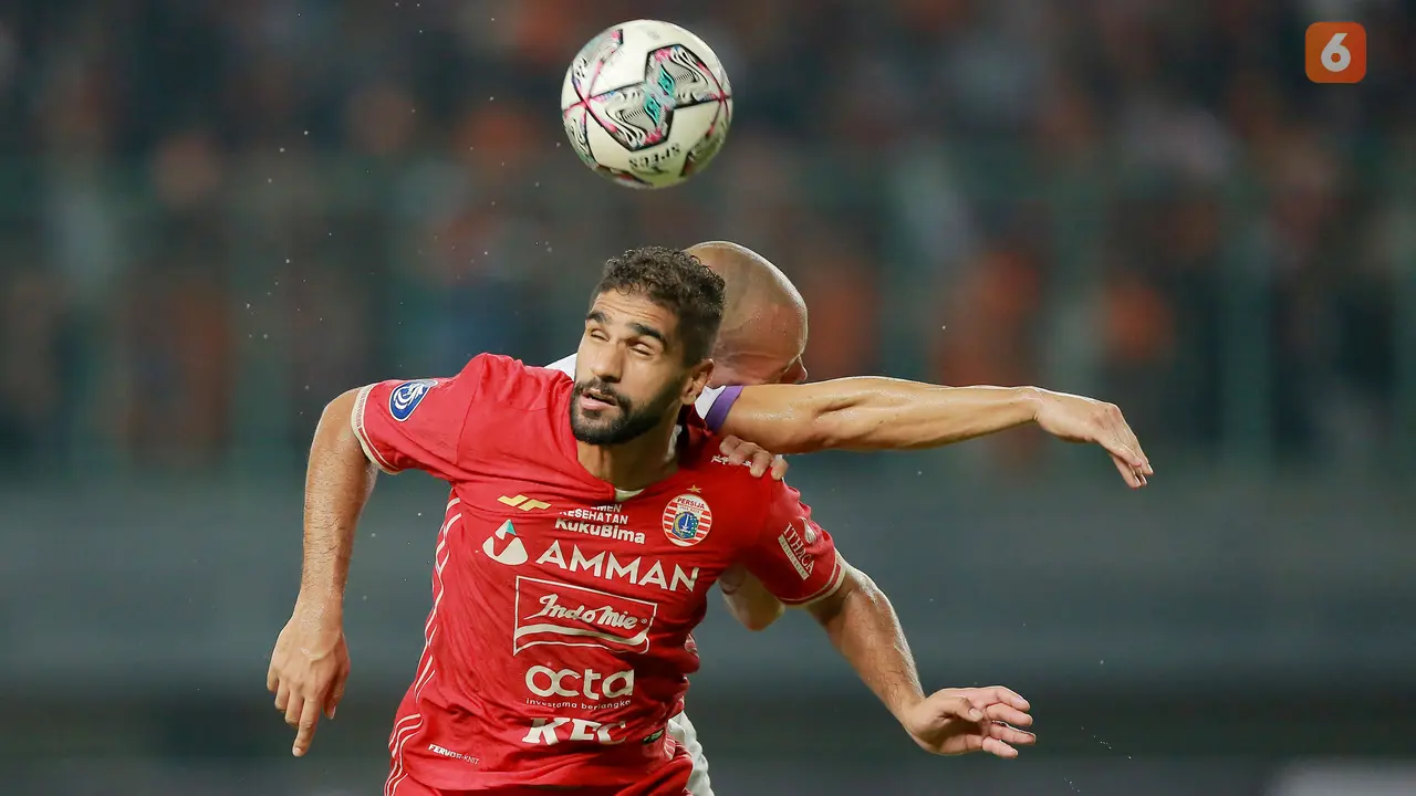 Foto: Melihat Sengitnya Duel Udara Pemain Persija Kontra Persita di BRI Liga 1