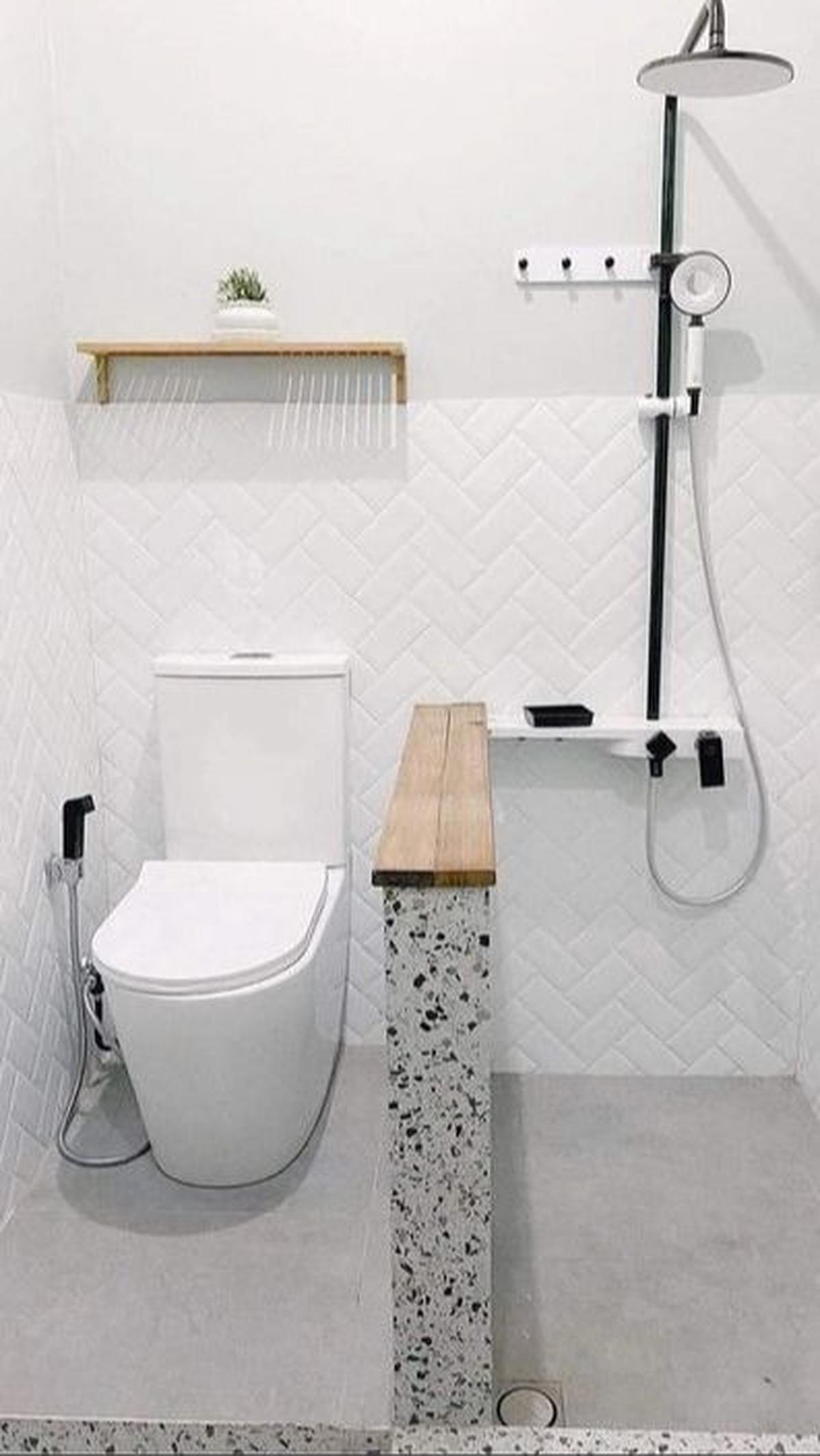 Kamar Mandi dengan Shower Sederhana