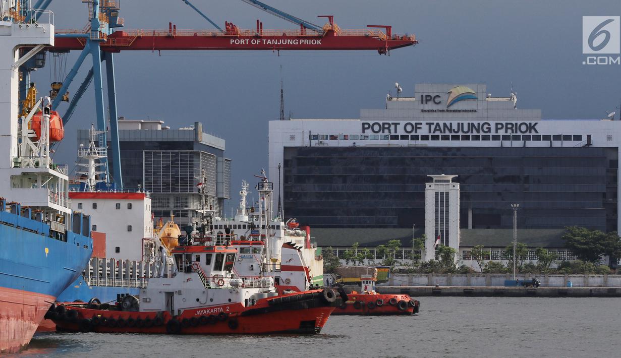 Suasana Pelabuhan Tanjung Priok, Jakarta Utara, Selasa (12/2). PT Pelindo II mulai menerapkan pelayanan aplikasi MOS sehingga berhasil menekan biaya dan waktu operasional menjadi lebih cepat hemat dan mudah. (Liputan6.com/Johan Tallo)