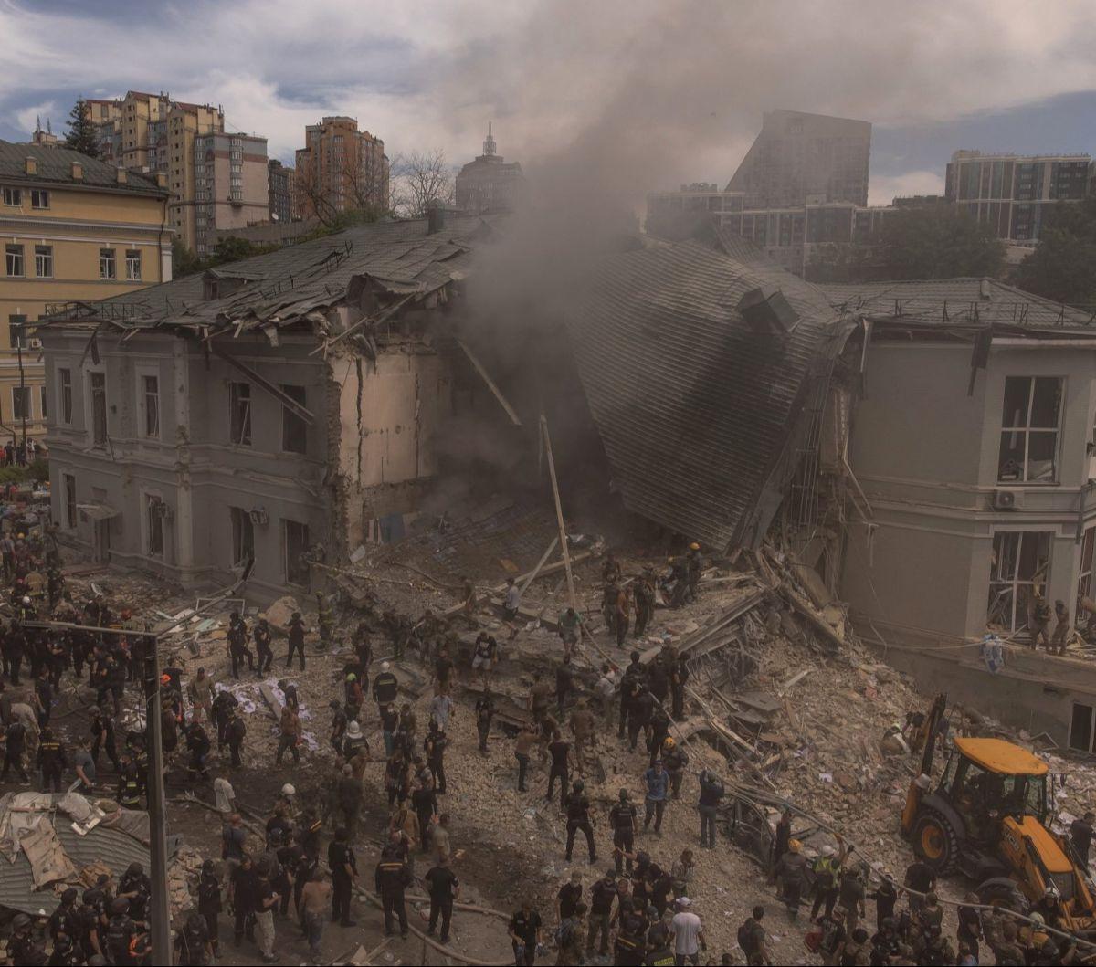 Personil darurat dan tim penyelamat memeriksa puing-puing Rumah Sakit Anak Ohmatdyt yang hancur akibat serangan brutal Rusia di Kiev, Ukraina, pada 8 Juli 2024. Rusia menyerang rumah sakit anak utama di Kiev dan menghujani kota-kota lain di Ukraina deng