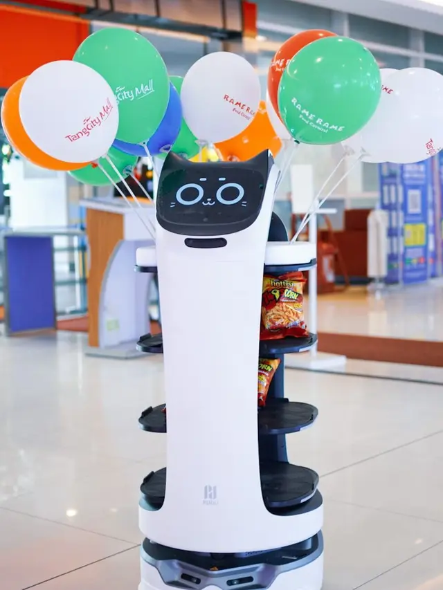 Di lobby masuk Tangcity terdapat robot Bellabot yang mondar mandir membagikan balon 'selamat datang' untuk para anak yang berkunjung.