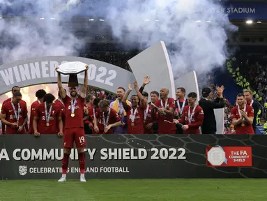 Pemain Liverpool Jordan Henderson mengangkat trofi setelah memenangkan pertandingan sepak bola FA Community Shield melawan Manchester City di King Power Stadium, Leicester, Inggris, 30 Juli 2022. Liverpool sukses meraih trofi Communiy Shield usai mengalahkan Manchester City dengan skor 3-1. (AP Photo/Leila Coker)