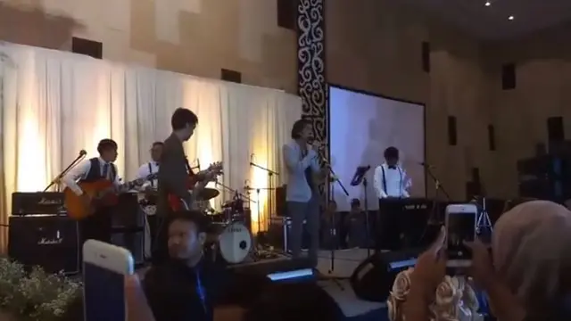 6 Potret Duta Sheila On 7 Nyanyi di Berbagai Acara Kondangan, Tampak Sederhana