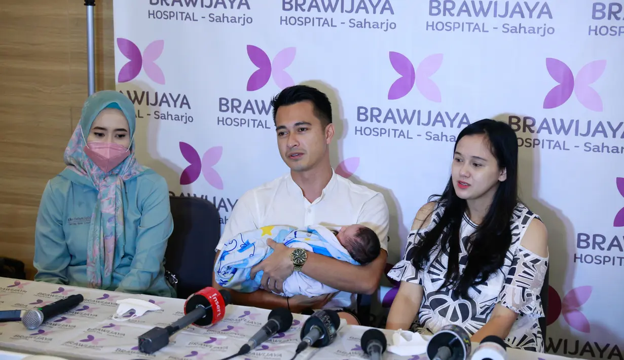 Proses kelahiran anak ketiga ini ternyata tak semudah yang dibayangkan. Pasalnya hari-hari menjelang melahirkan justru keluarga Eza Gionino banyak yang terpapar Covid-19 termasuk istri dan anak-anaknya. (Kapanlagi.com/Muhammad Akrom Sukarya)