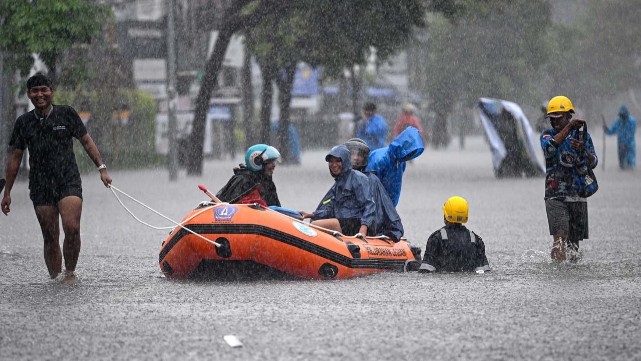 FOTO: Banjir Rendam Legian Kuta dan Seminyak Setelah Hujan Berkepanjangan