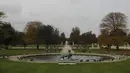 Air mancur terlihat di taman Tuileries di Paris (14/10/2020). Laporan media Prancis mengatakan Macron juga akan meningkatkan upaya di media sosial untuk mendesak perlunya perlindungan virus di kalangan anak muda. (AP Photo/Lewis Joly)