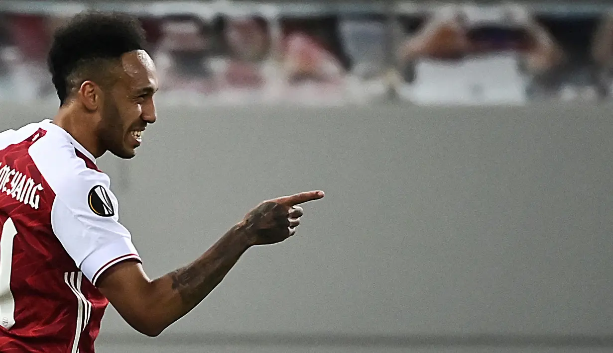 Untuk mengingat prestasinya bersama Arsenal, Aubameyang membuat tato pada bagian tangan kanannya. Dan tato tersebut terlihat saat dirinya membuat gol dalam pertandingan Liga Eropa melawan Benfica pada 25 Februari 2021. (AFP/Aris Messinis)