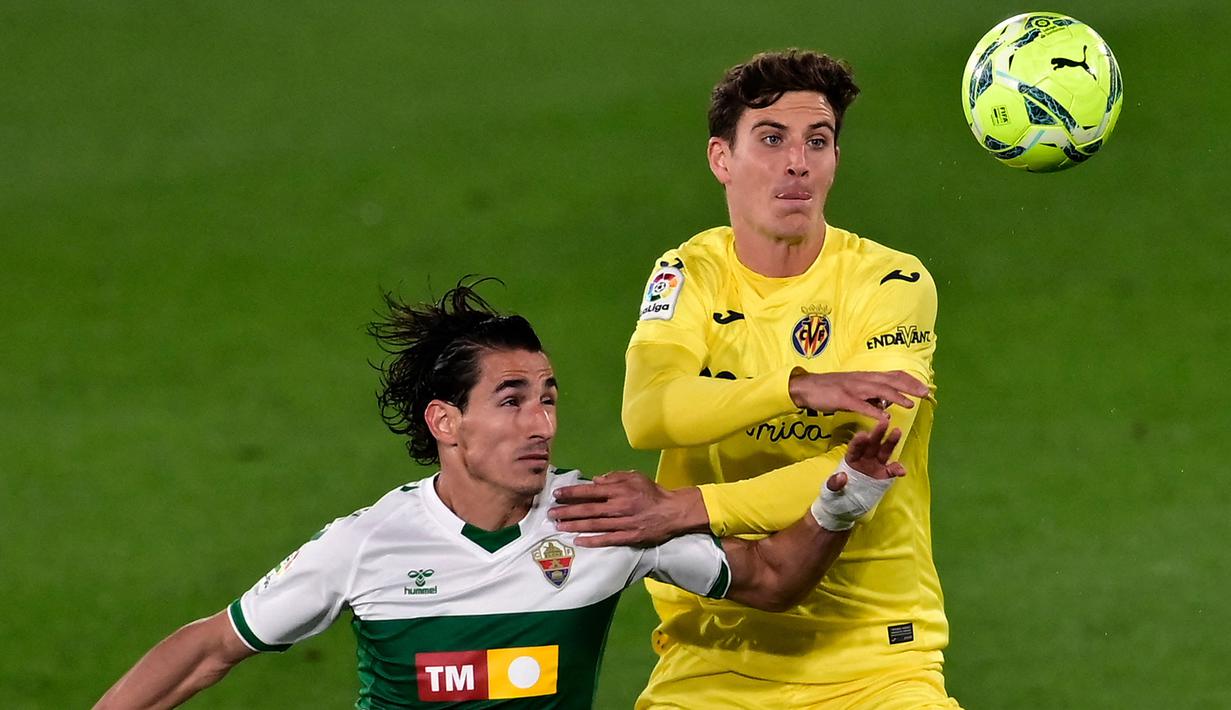 Pau Torres (kanan) merupakan salah satu pemain yang berjasa membawa Villareal menjadi juara Liga Europa musim lalu. Ia merupaka pemain yang memiliki kemampuan bola-bola panjang dengan tingkat keberhasilan mencapai 87,8%. (Foto: AFP/Jose Jordan)