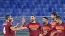 Penyerang AS Roma, Borja Mayoral (tengah) berselebrasi dengan rekan-rekannya usai mencetak gol ke gawang CFR Cluj pada pertandingan grup A Liga Europa di di Stadion Olimpiade di Roma (5/11/2020). AS Roma menang telak 5-0 atas CFR Cluj. (AFP/Alberto Pizzoli)