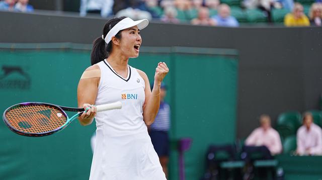 Petenis Indonesia, Aldila Sutjiadi, beraksi di ajang bergengsi Wimbledon. (Bola.com/Athletica Company)