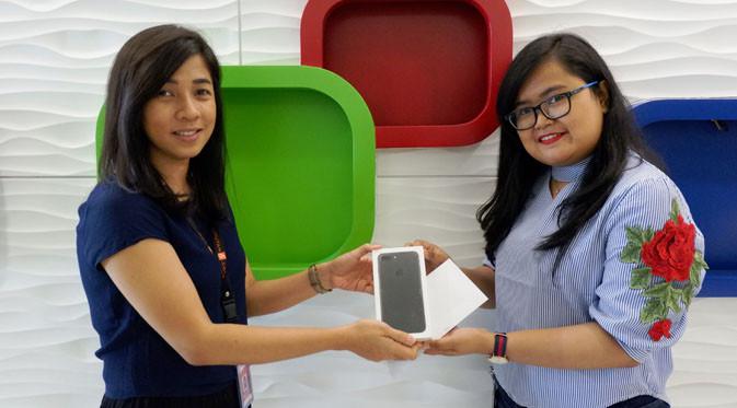 Vice President Sales KMK Online, Dyah Wulandari menyerahkan hadiah Iphone 7 Plus kepada pemenang utama THR Ramadan Festival Liputan6.com