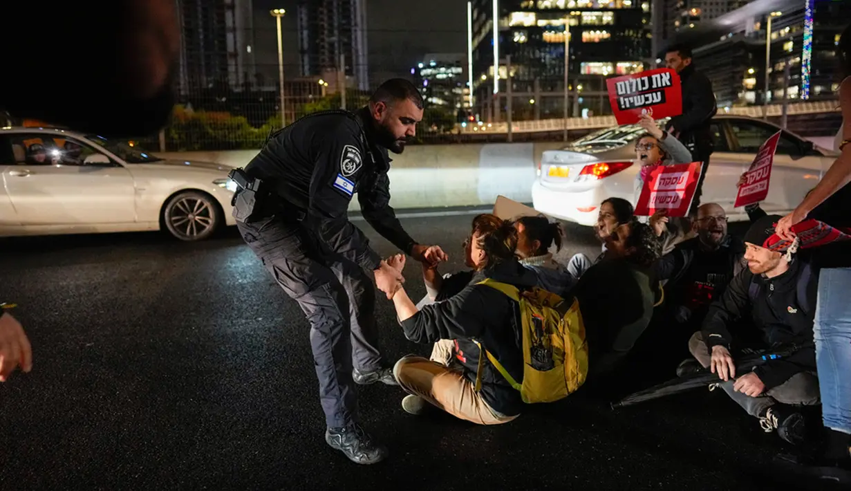Kelompok militan Hamas menyandera sekitar 250 orang dalam serangan lintas perbatasan pada 7 Oktober yang memicu perang. (AP Photo/Ohad Zwigenberg)
