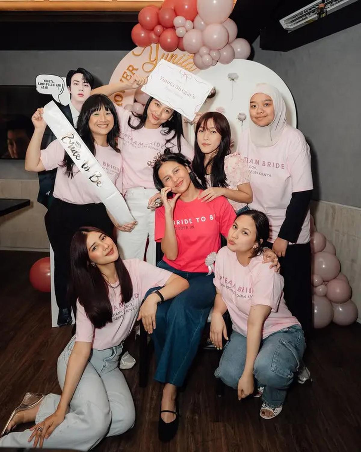 6 Potret Bridal Shower Yunita Siregar, Penuh Bahagia karena Sahabat 'Hadirkan' Jin BTS