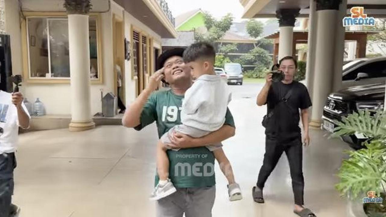 8 Potret Fasad Depan Rumah Sule: Megah, Elegan dan Penuh Karakter