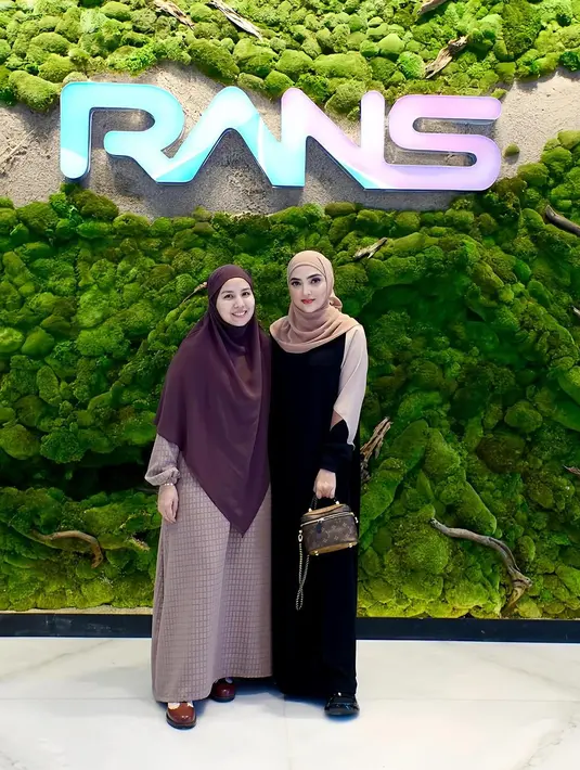 Riasan Ashanty menjadi pelengkap sempurna untuk gaya berhijabnya kali ini. Dengan makeup bertema soft glam dalam rona coklat yang natural, ia berhasil tampil memukau tanpa terkesan berlebihan. [@ashanty_ash].